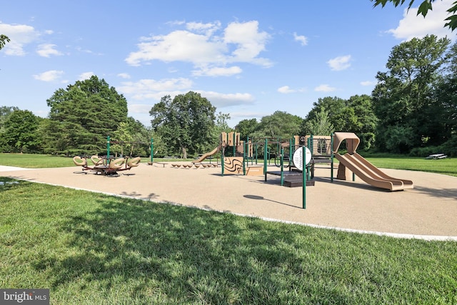 906 Danton Ln, Alexandria, VA 22308 - communal playground with a lawn