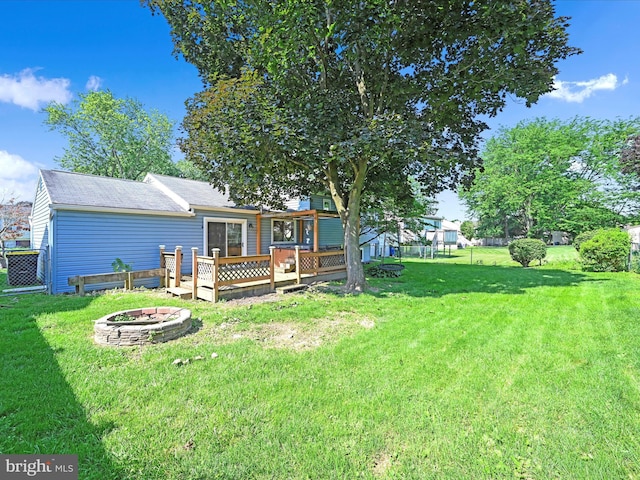 171 Tanglewood Ln, Lancaster, PA 17601 - view of green lawn with a wooden deck
