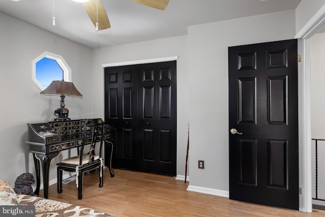 811 Darrett Ct, Sewell, NJ 08080 - foyer entrance with wood finished floors and ceiling fan