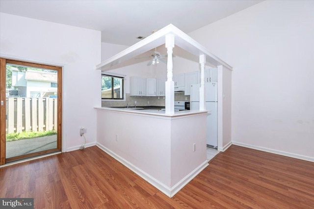 18503 Nutmeg Pl, Germantown, MD 20874 - kitchen with freestanding refrigerator, light wood finished floors, a peninsula, and decorative backsplash