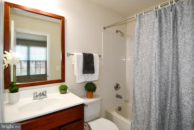 42825 Pamplin Ter, Chantilly, VA 20152 - full bath with vanity and shower / bath combo with shower curtain