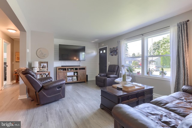 112 Lynmar Ave, Palmyra, PA 17078 - living area featuring light wood finished floors and baseboards