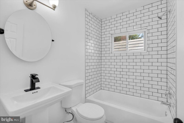 1579 S 8th St, Camden, NJ 08104 - bathroom with toilet and washtub / shower combination