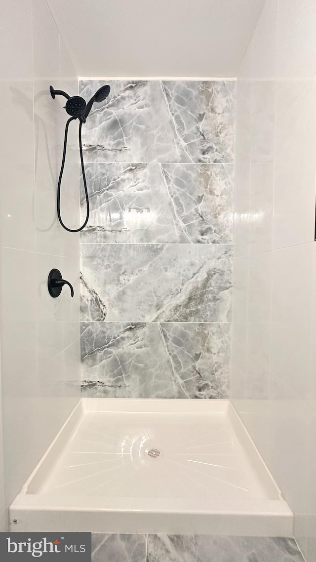 5841 Cedarhurst St, Philadelphia, PA 19143 - bathroom with tiled shower