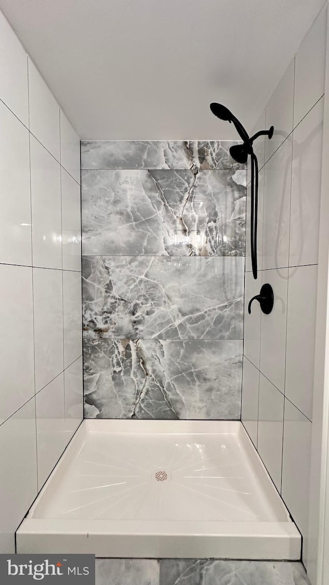 5841 Cedarhurst St, Philadelphia, PA 19143 - full bathroom featuring a tile shower and tile walls