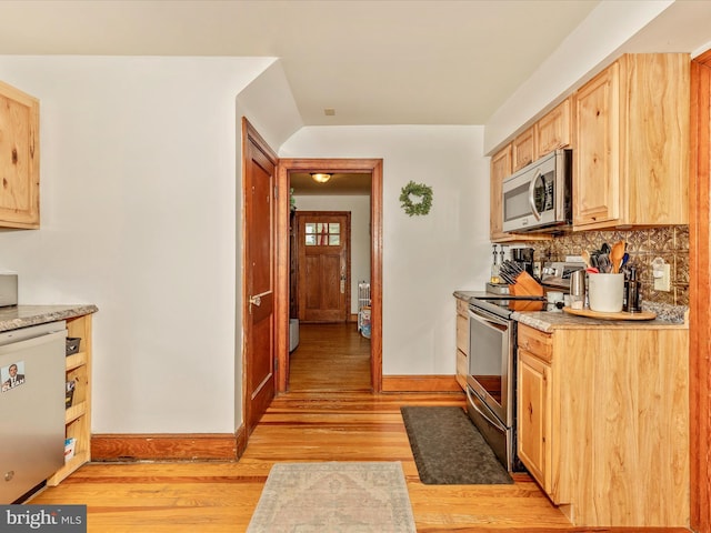 21127 Twin Springs Dr, Smithsburg, MD 21783 - kitchen with appliances with stainless steel finishes, light brown cabinets, backsplash, light wood finished floors, and light countertops