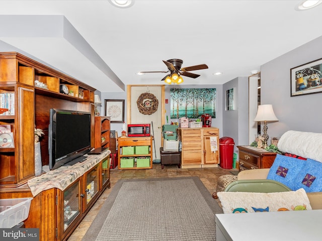 21127 Twin Springs Dr, Smithsburg, MD 21783 - living room with a ceiling fan