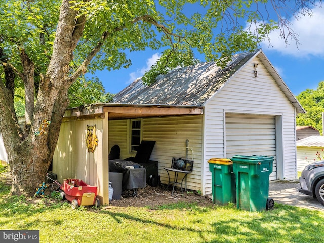 21127 Twin Springs Dr, Smithsburg, MD 21783 - garage featuring a garage