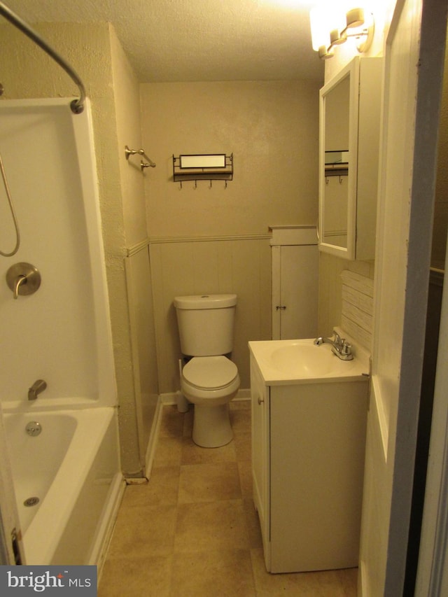 410 Hanover Rd, York, PA 17408 - bathroom featuring vanity, bathtub / shower combination, a textured ceiling, and a wainscoted wall