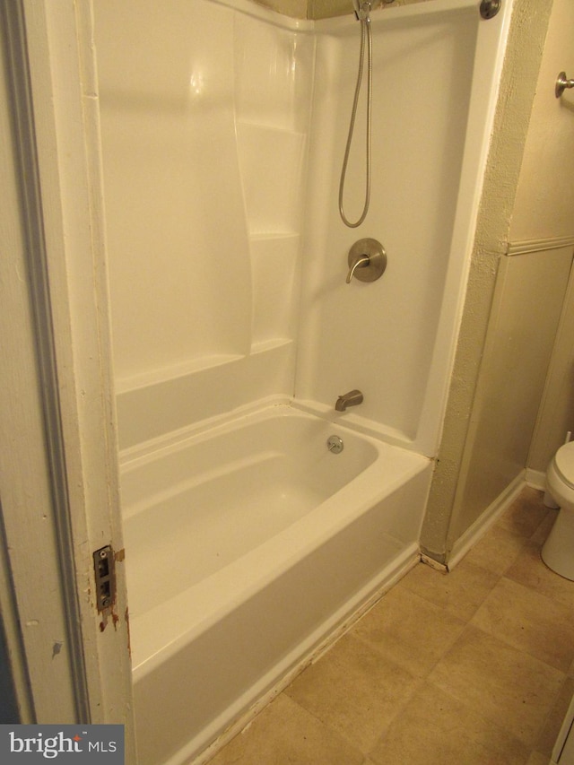 410 Hanover Rd, York, PA 17408 - full bath featuring toilet and shower / washtub combination