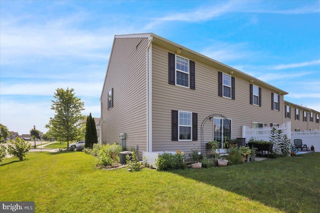 284 S Village Cir, Palmyra, PA 17078 - view of front facade featuring a front lawn