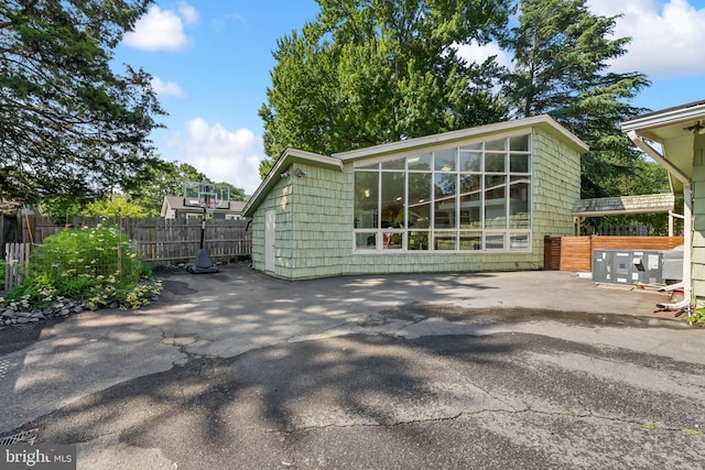 2307 Sherwood Hall Ln, Alexandria, VA 22306 - back of property with a patio area