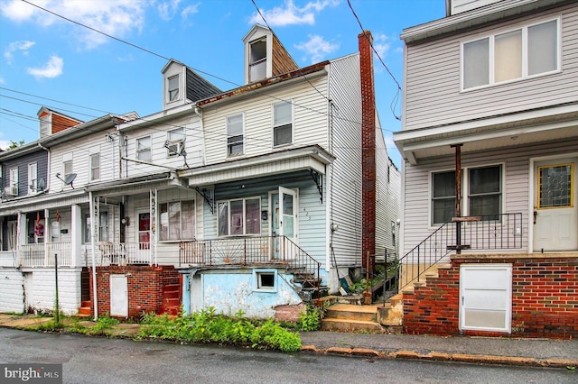 425 W Coal St, Shenandoah, PA 17976 - townhome / multi-family property with covered porch and stairway