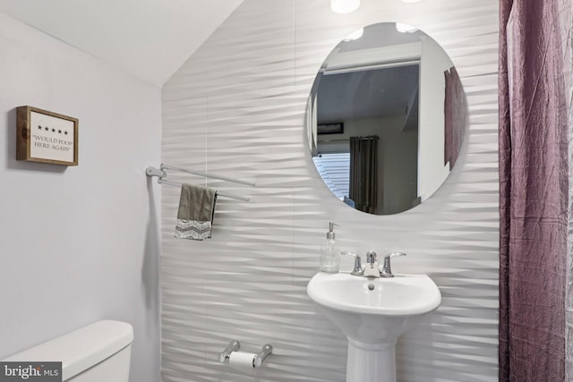 929 S 18th St, Philadelphia, PA 19146 - half bath featuring vaulted ceiling, backsplash, and tile walls