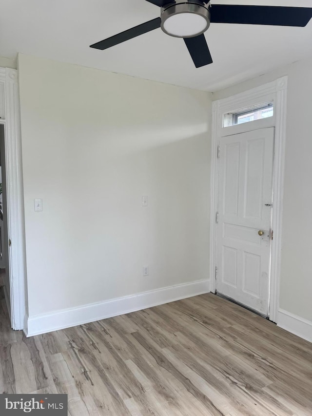 538 S Lime St, Lancaster, PA 17602 - foyer entrance featuring a ceiling fan and light wood finished floors