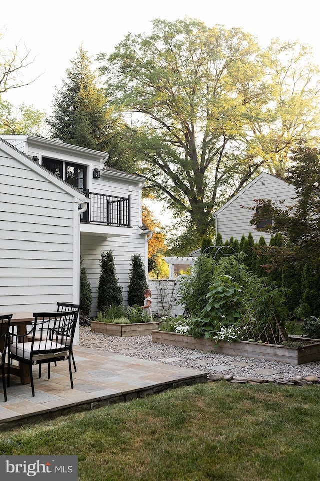 33 Conestoga Blvd, Lancaster, PA 17602 - view of yard with outdoor dining area and a balcony