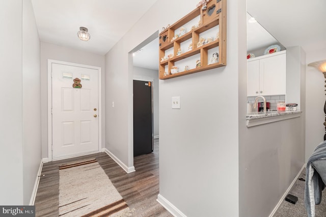 1866 Wexford Rd, Palmyra, PA 17078 - foyer entrance with wood finished floors and baseboards