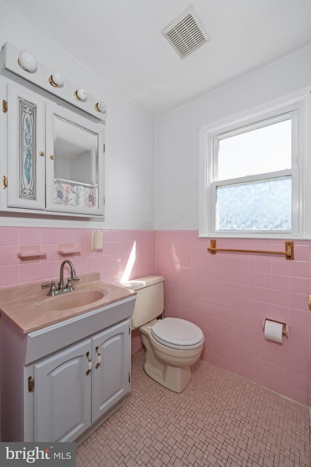 411 Parkstone Way, Broomall, PA 19008 - full bath with vanity, tile walls, and a wainscoted wall