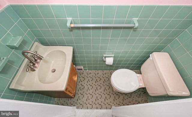 411 Parkstone Way, Broomall, PA 19008 - half bath with tile walls