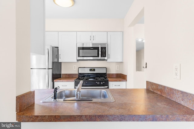 2802B Yarmouth Ln, Mount Laurel, NJ 08054 - kitchen with stainless steel appliances, white cabinets, a peninsula, and dark countertops