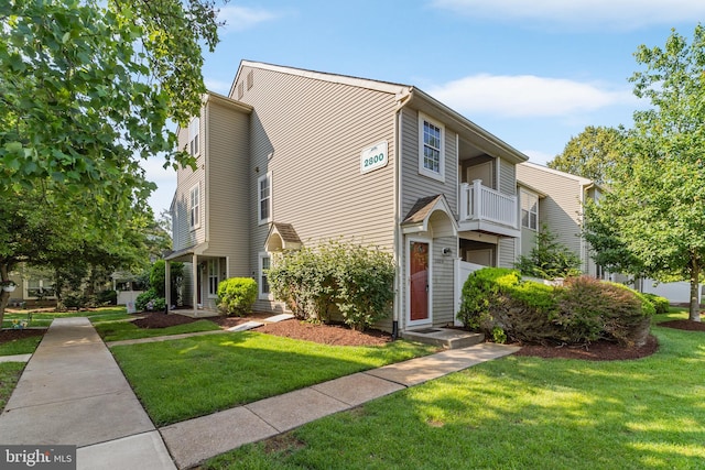 2802B Yarmouth Ln, Mount Laurel, NJ 08054 - multi unit property with a front yard and a balcony