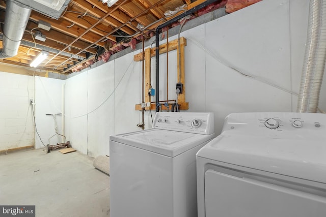 1632 Barnstead Dr, Reston, VA 20194 - laundry room featuring independent washer and dryer