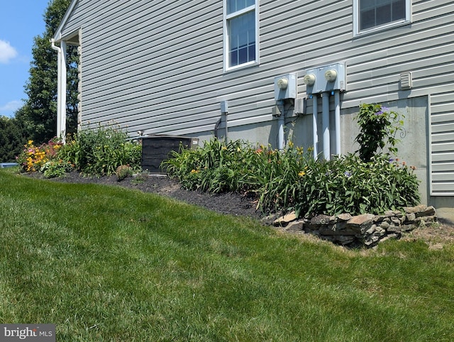 43 Helene Ct, Hamburg, PA 19526 - view of side of home featuring a yard