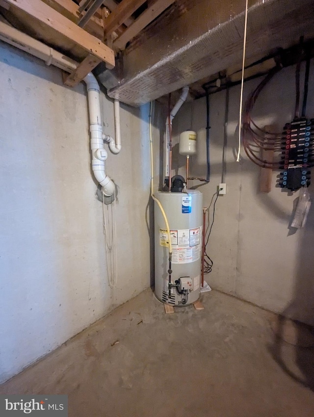 43 Helene Ct, Hamburg, PA 19526 - unfinished below grade area with gas water heater
