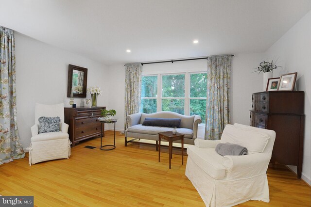 15508 Summer Grove Ct, Gaithersburg, MD 20878 - living area featuring light wood-style flooring and recessed lighting