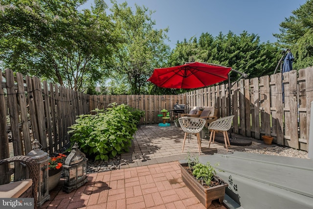 642 Lamplighter Way, Hockessin, DE 19707 - fenced backyard featuring a patio
