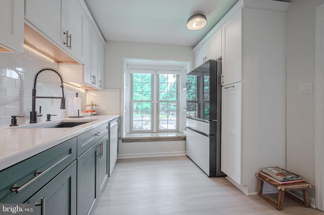 642 Lamplighter Way, Hockessin, DE 19707 - kitchen featuring freestanding refrigerator, light wood finished floors, backsplash, light countertops, and dishwasher