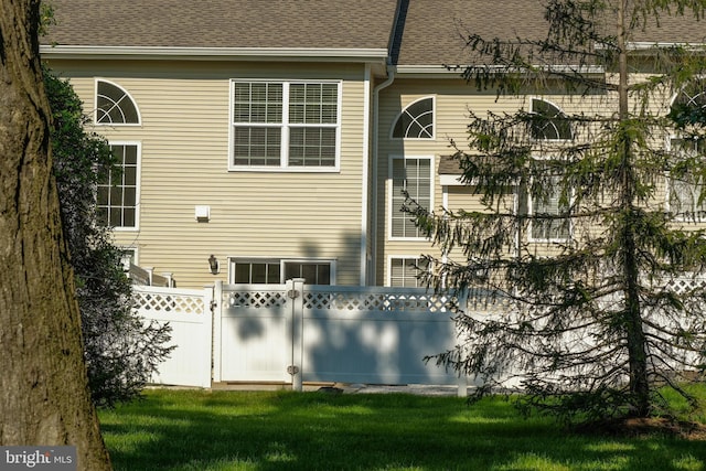 202 Park Knl, Princeton, NJ 08540 - rear view of property featuring roof with shingles