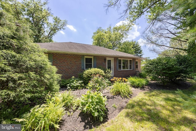 860 Temple Rd, Pottstown, PA 19465 - ranch-style house featuring brick siding and roof with shingles