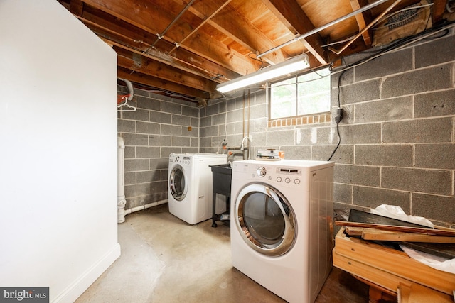 860 Temple Rd, Pottstown, PA 19465 - laundry area featuring washing machine and clothes dryer and concrete block wall