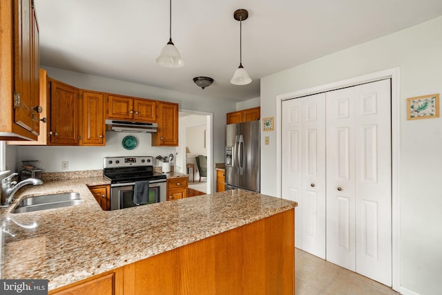 5 Charcoal Ln, Mohnton, PA 19540 - kitchen featuring stainless steel appliances, under cabinet range hood, brown cabinetry, a peninsula, and decorative light fixtures