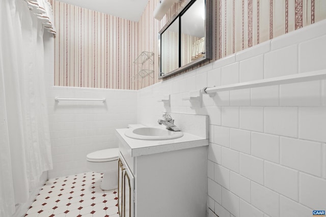 608 Davis Ave, Charlottesville, VA 22901 - full bathroom featuring wallpapered walls, a wainscoted wall, tile walls, vanity, and a shower with curtain