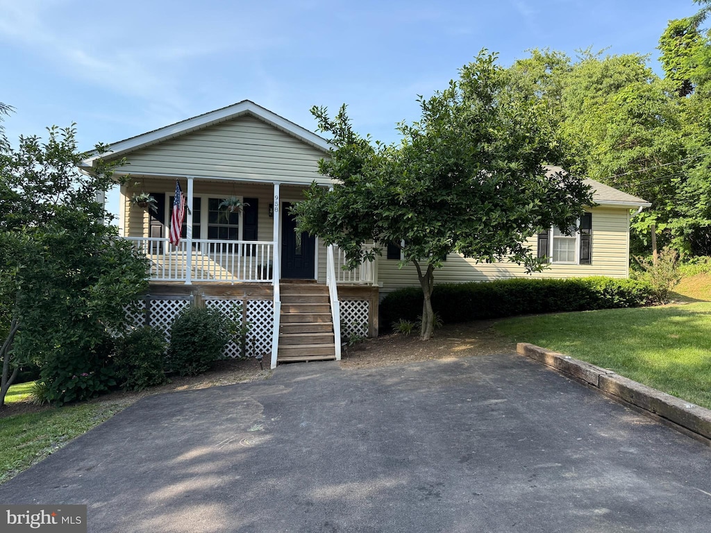 958 Highridge Rd, Front Royal, VA 22630 - view of front of home with covered porch and a front lawn