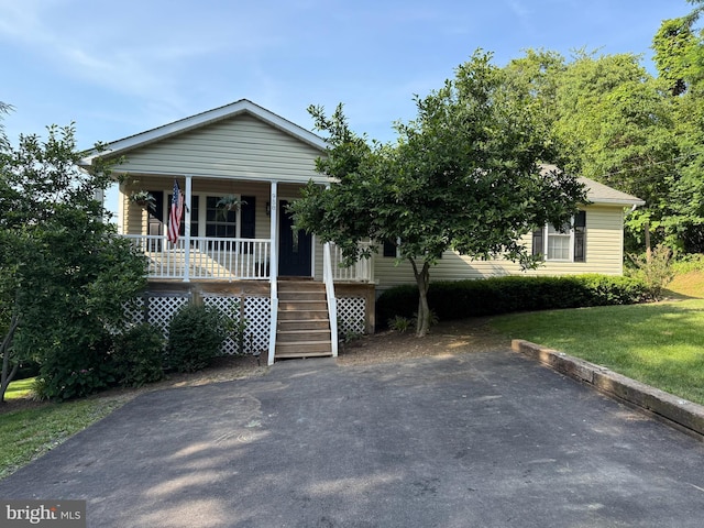 958 Highridge Rd, Front Royal, VA 22630 - view of front of home with covered porch and a front lawn