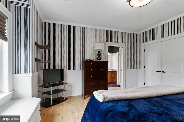 2740 Allen Glen Dr, Mechanicsburg, PA 17055 - bedroom featuring wallpapered walls, light wood-style flooring, crown molding, ensuite bath, and a closet