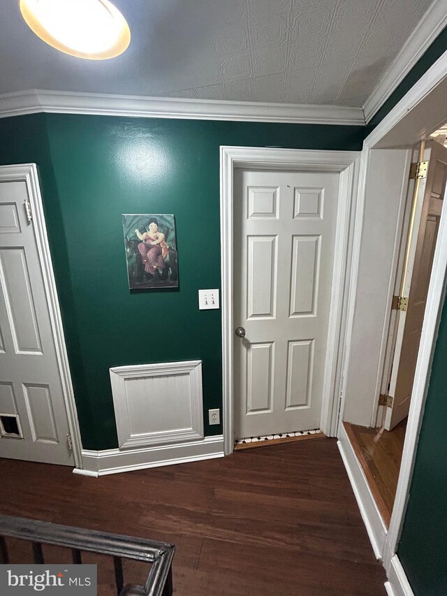 3030 Edgemont St, Philadelphia, PA 19134 - entrance foyer with wood finished floors and crown molding