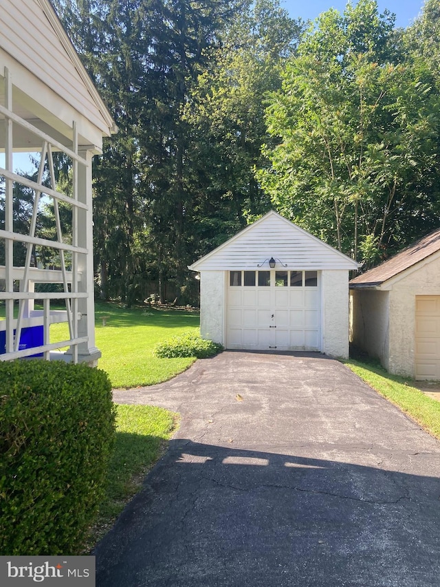 8 Stanton Ave, West Chester, PA 19382 - detached garage with asphalt driveway
