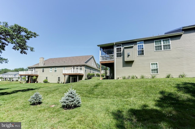 6210 Thornhill Ln, Mechanicsburg, PA 17050 - back of property featuring a lawn, a sunroom, and a wooden deck