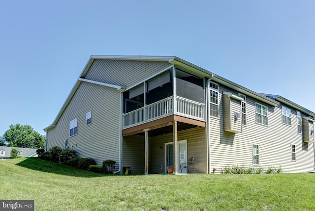 6210 Thornhill Ln, Mechanicsburg, PA 17050 - back of property with a lawn and a sunroom
