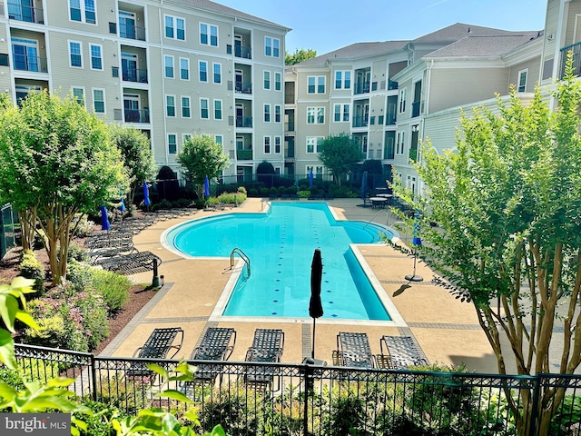 2465 Army Navy Dr Unit 1-302, Arlington, VA 22206 - community pool with a patio area