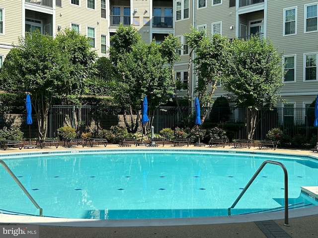 2465 Army Navy Dr Unit 1-302, Arlington, VA 22206 - view of community pool