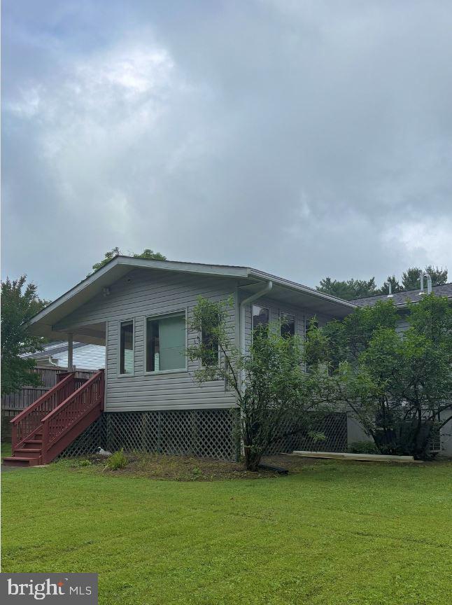 12148 Suffolk Ter, Gaithersburg, MD 20878 - view of side of property with a yard