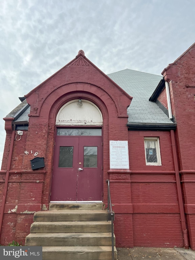 818 N Broadway, Baltimore, MD 21205 - view of front facade featuring entry steps, brick siding, and a shingled roof