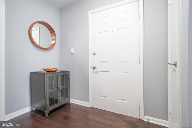 10248 Appalachian Cir Unit 1-D7, Oakton, VA 22124 - entrance foyer with dark wood-style flooring and baseboards
