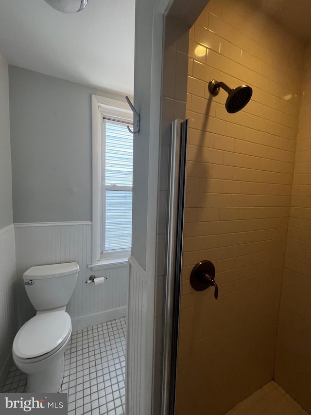 453 Belgrade St, Philadelphia, PA 19125 - full bath featuring wainscoting, tiled shower, and tile patterned floors