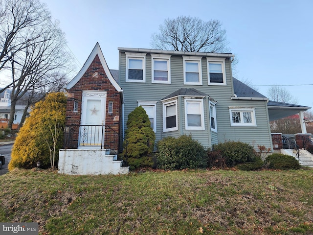 315 W Mountain Ave, Pen Argyl, PA 18072 - view of front of house with a front lawn